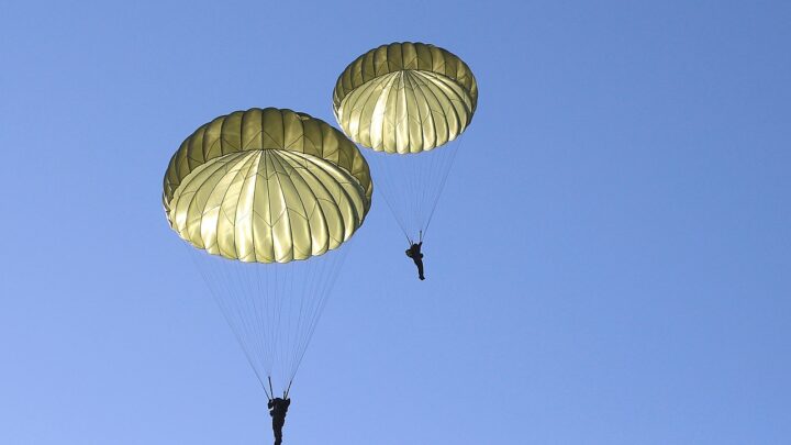 Einmal dem Himmel ganz nah sein – den Traum vom Fallschirmspringen verwirklichen